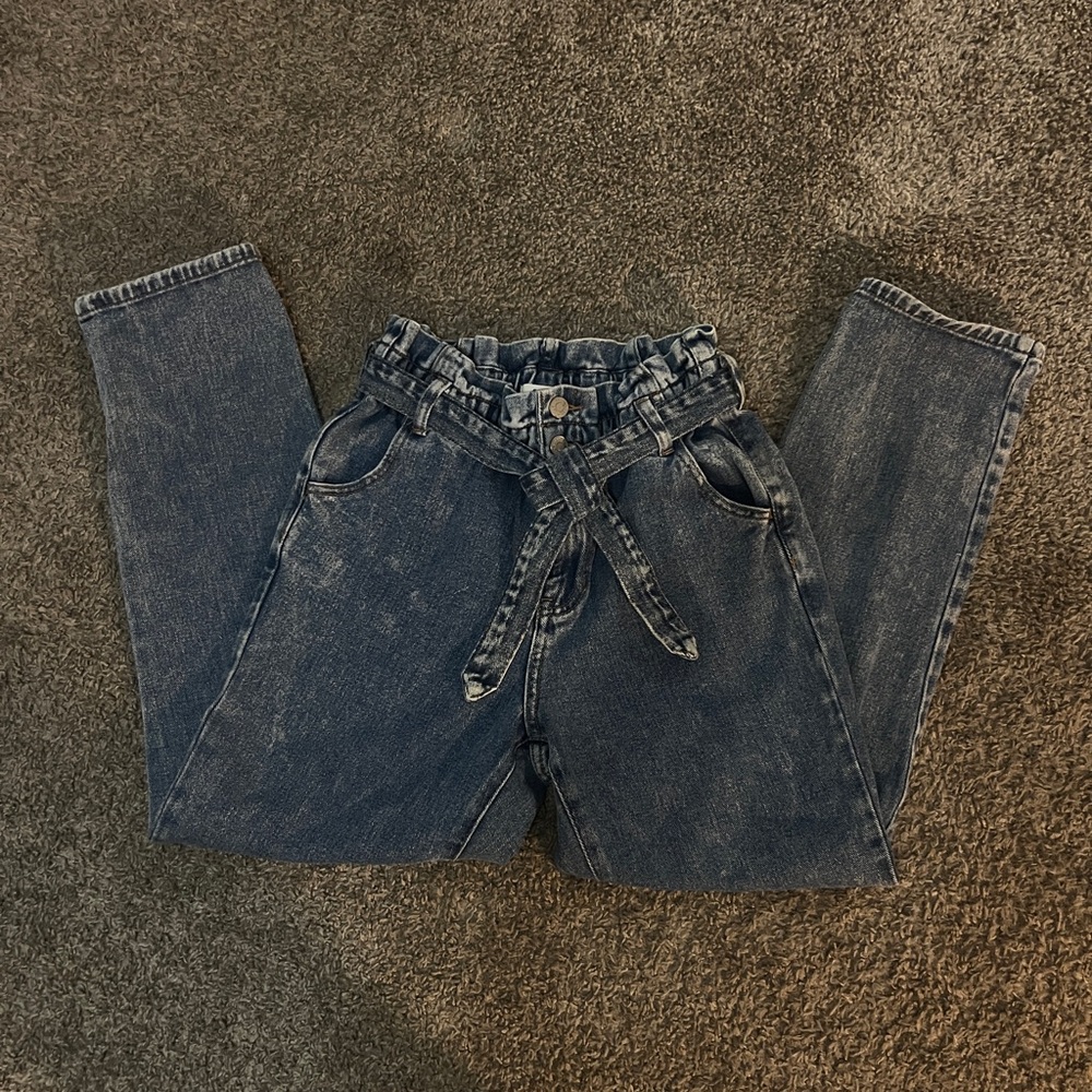 High-waisted blue mom jean with belt #highwaistedjeans